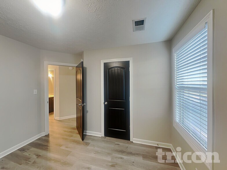 Building Photo - 1304 Golden Eagle Way