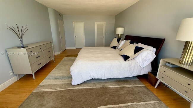 Building Photo - 900 Bay Dr