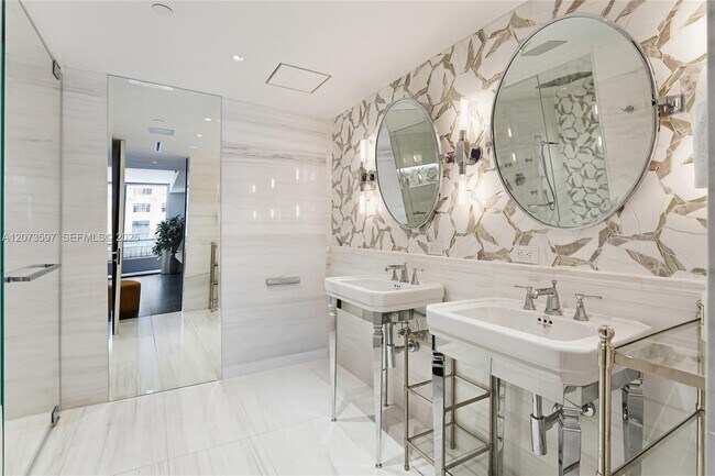 Building Photo - 5875 Collins Ave