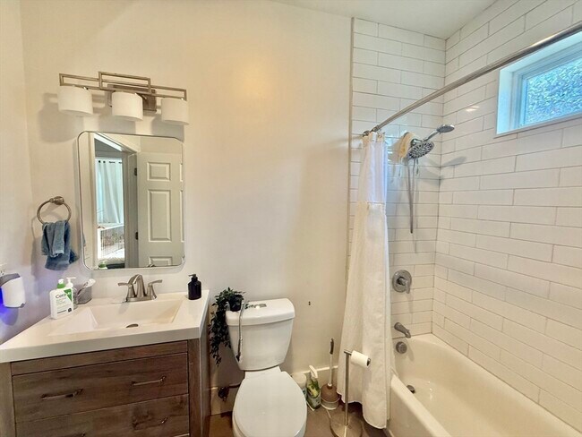 Building Photo - 13 Schuyler St