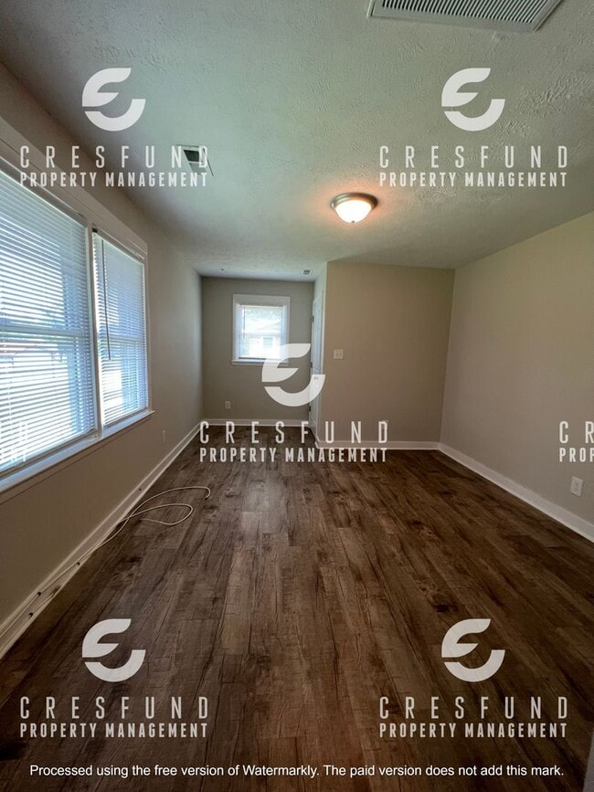 Building Photo - 2ND FLOOR Spacious & Updated 1 Bed, 1 Bath Apartment