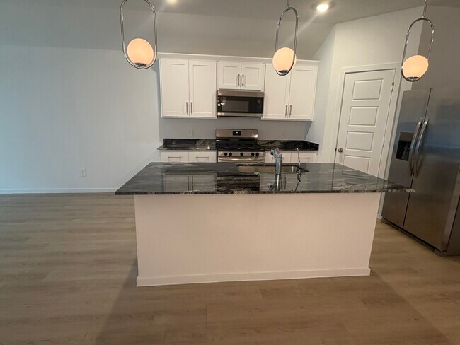 Building Photo - 523 Robin Ct