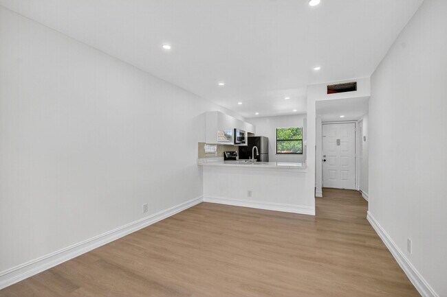 Building Photo - 6820 Palmetto Cir S