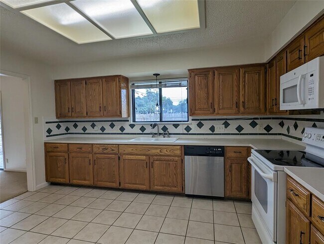 Building Photo - 904 Woodview Dr