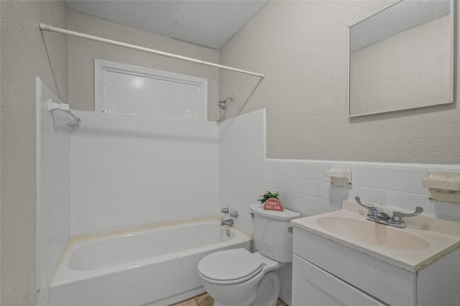 Building Photo - 826 3rd Ave N