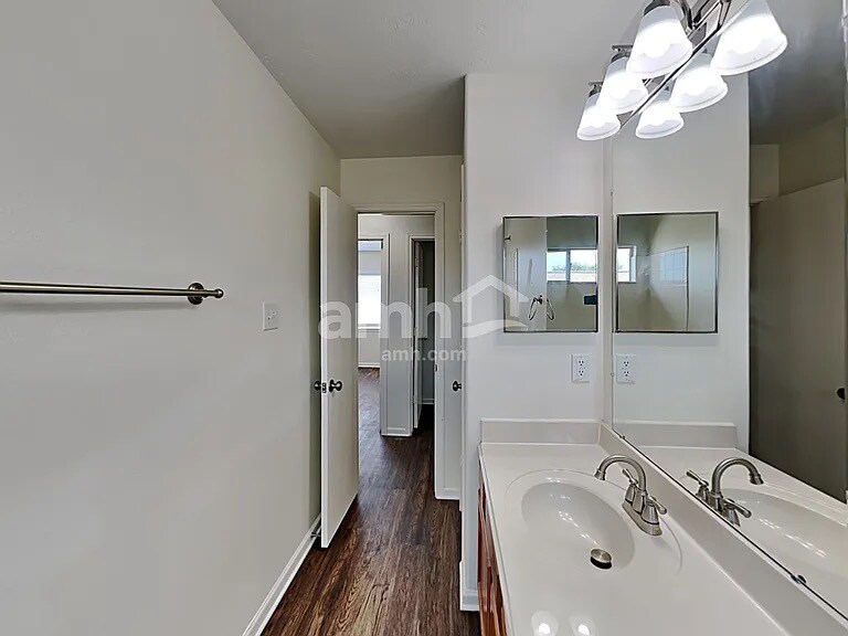 Building Photo - 4407 Crossvine Ave