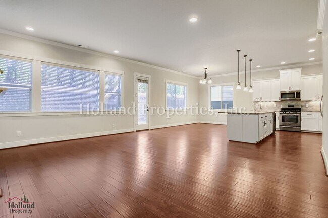 Building Photo - 17435 SW Forest Hollow St