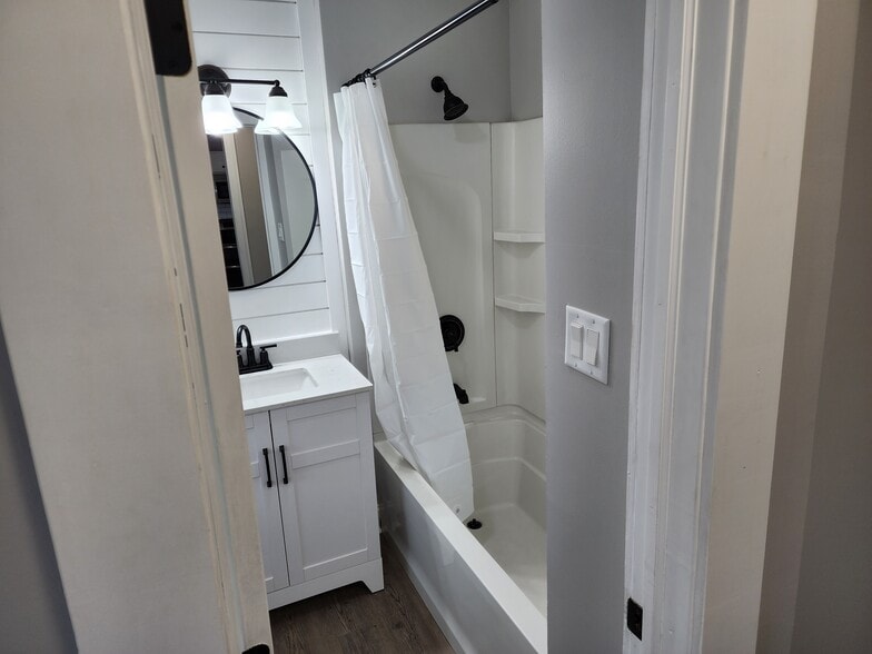 Bathroom - 52 Meadow St