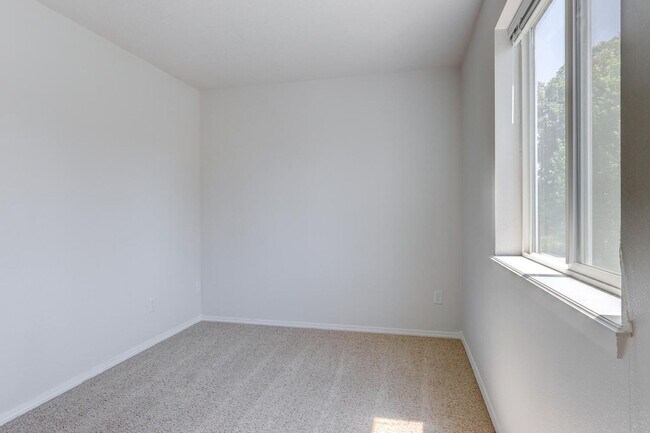 Building Photo - Spacious 3 Bed, 2.5 Bath Home with Garage - Prime Location!
