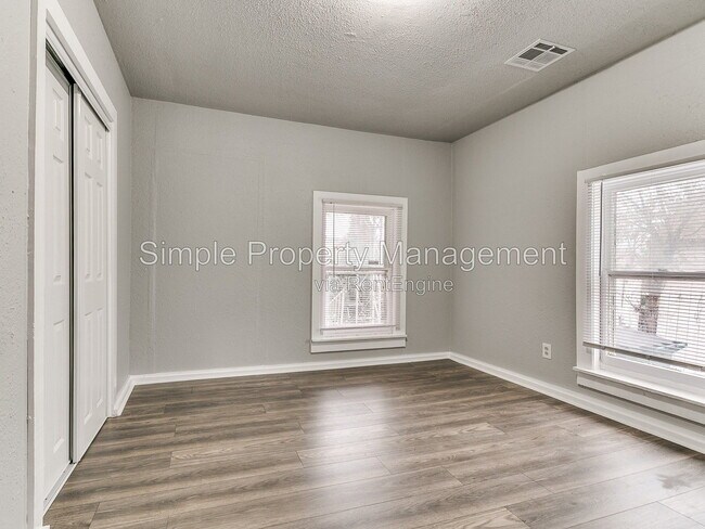 Building Photo - 1728 NE Euclid St