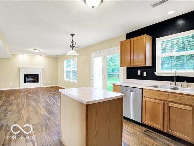 Building Photo - 7133 Silver Lake Dr