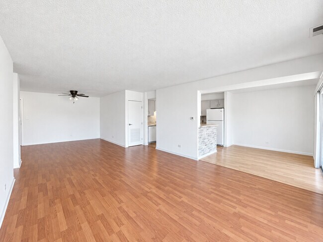 Building Photo - 601 W Huntington Commons Rd