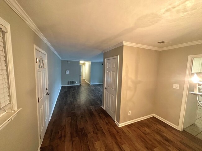 Building Photo - Spacious Condo in Prime Sandy Springs Location – Gated Community with Pool!