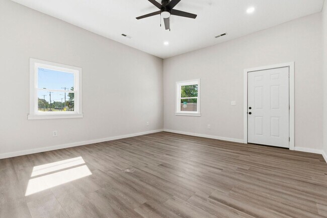 Building Photo - 3 bed 2 bath rental home