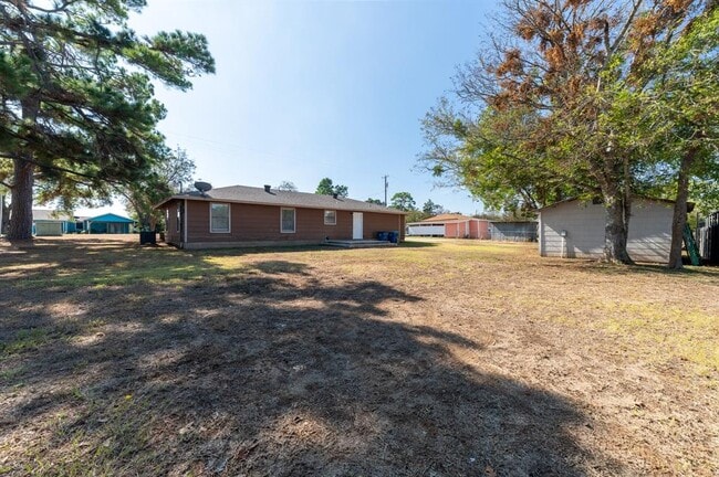 Building Photo - 606 E 2nd St