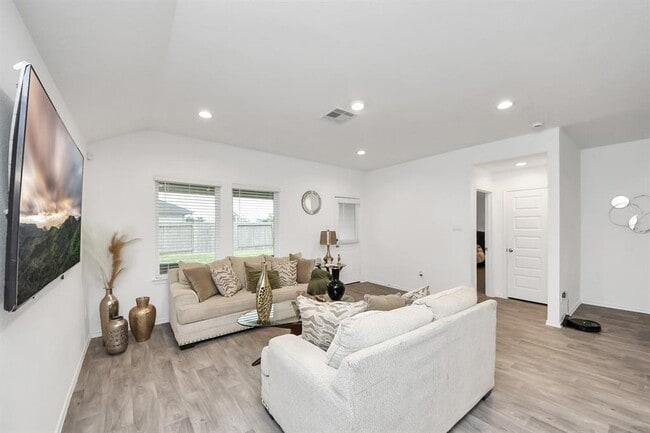 Building Photo - 1302 Redbud Ln