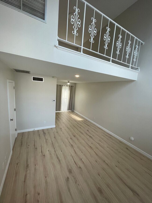 Building Photo - Non conforming 2 bed / 2 bath