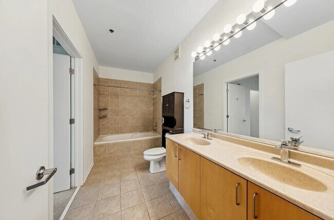 Building Photo - Modern Unit in Prime Location