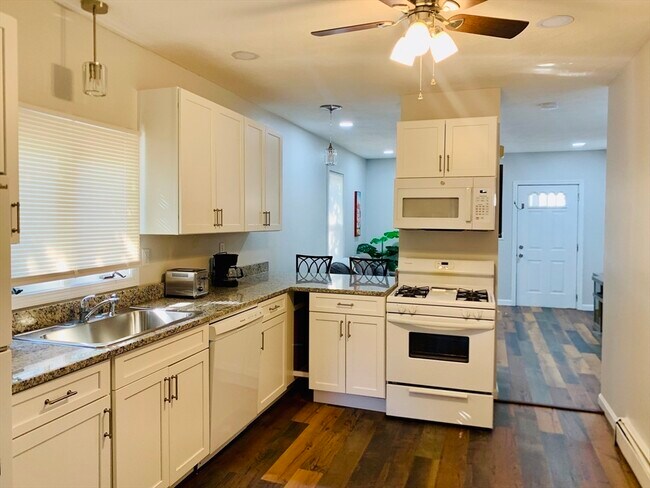 Building Photo - 400 Charles St