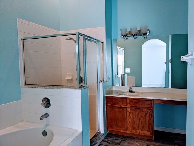 Building Photo - 246 Queen Mary Dr