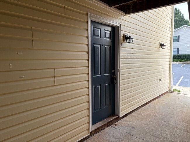 Building Photo - 2 Bedroom,1 Bathroom Condo in Greensboro!