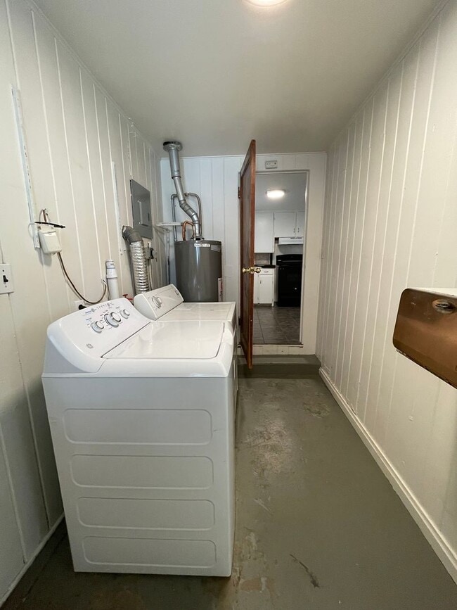 Building Photo - STUDENTS WELCOME! Cute 3-Bedroom / 1-Bath Home w/ Spacious Fenced Yard