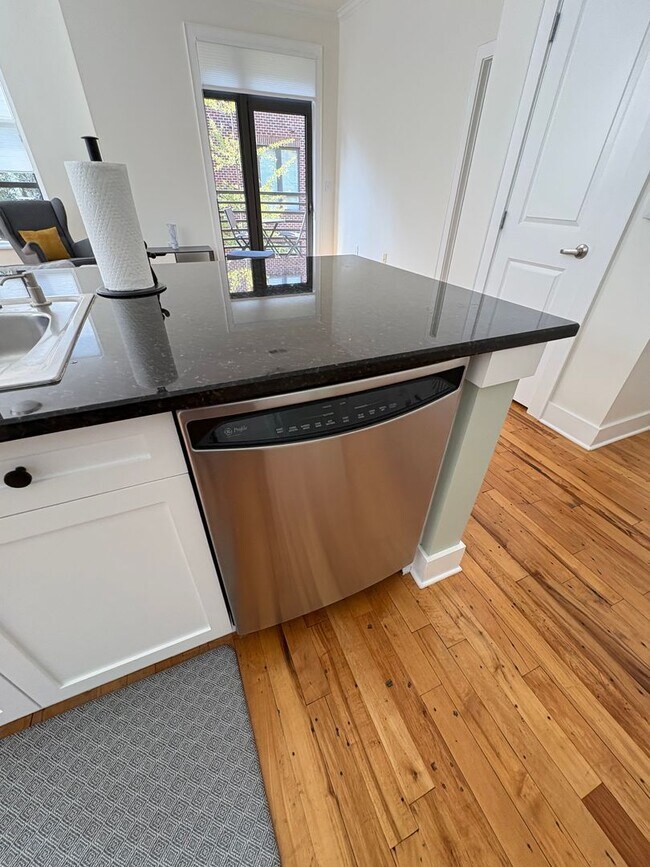 Building Photo - 1 Bedroom 1 Bath Condo Downtown Greenville...
