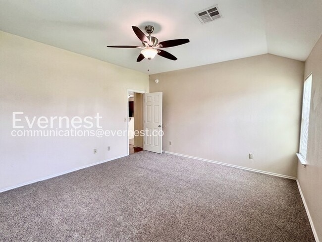 Building Photo - 4 Bed/2 Bath Home with Fenced Yard & Garage / Pet-Friendly / Available Now!