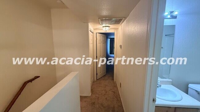 Building Photo - Gated 2 bed 2.5 bath