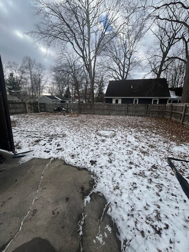 Building Photo - 3 bed 2 bath fenced in yard!!