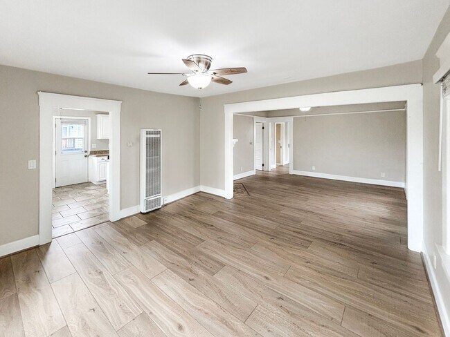 Building Photo - Charming 2BD/1BA Condo in University Heigh...