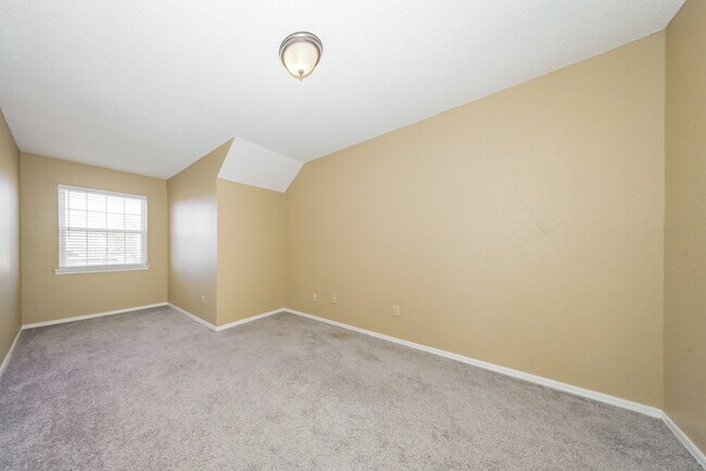 Building Photo - 2108 NE 9th St