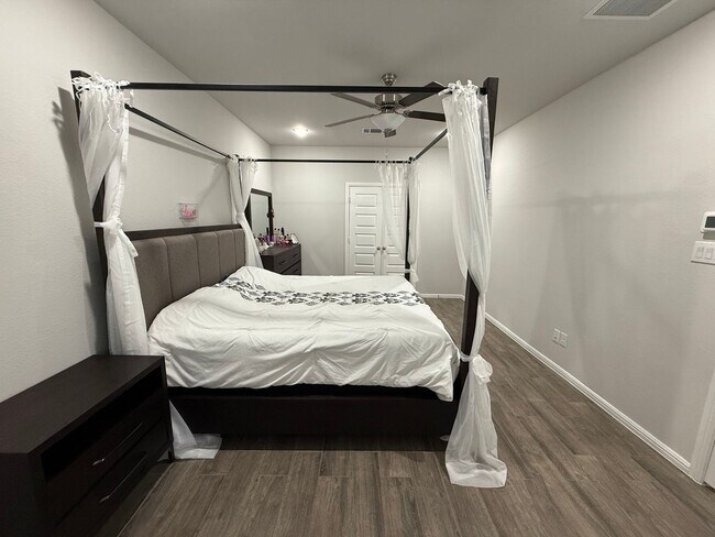 Building Photo - Spacious 5BR House in Pilot Point