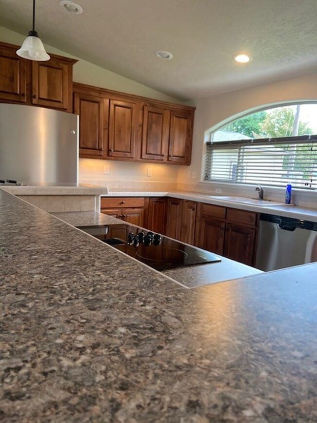 Building Photo - Hellgate Elementary School Area - 3 Bed, 2 Bath, Garage and a Fenced Yard