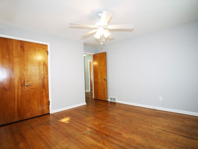 Building Photo - 4 Bedroom - 1.5 Bath Colonial available fo...