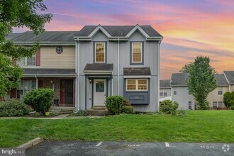 Building Photo - 1140 Hedgerow Ln