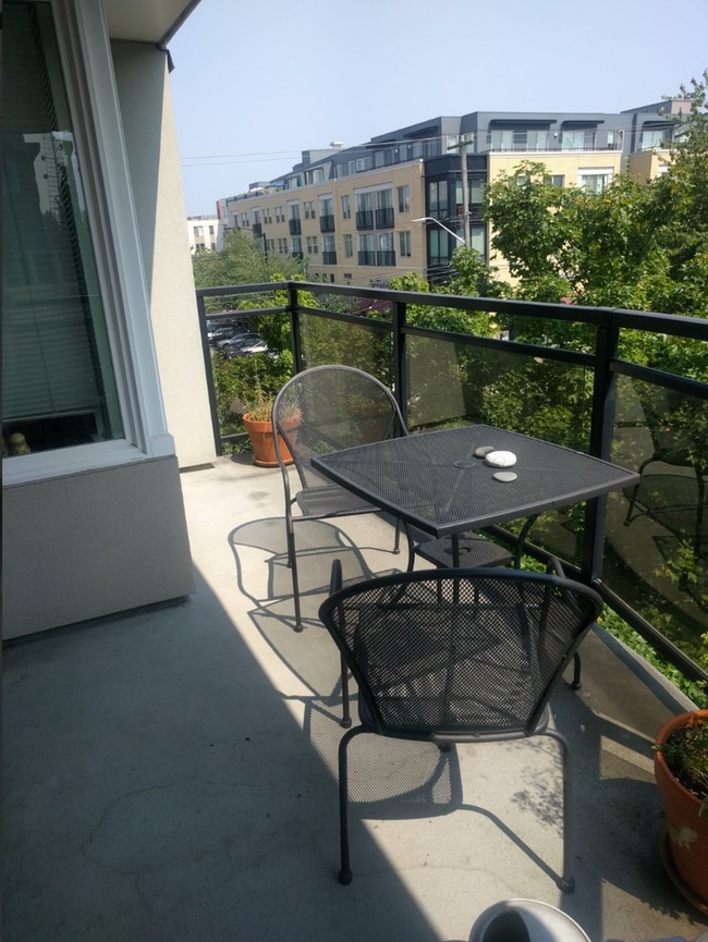 Building Photo - 2 Bedroom, 2 Bath i920sq ft with Private P...