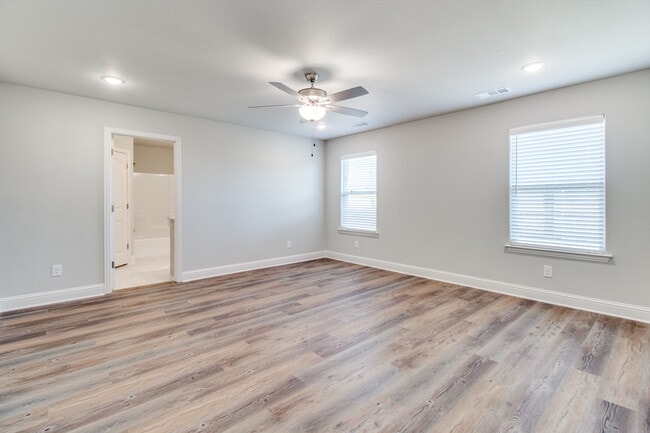 Building Photo - 2806 Clover Dr