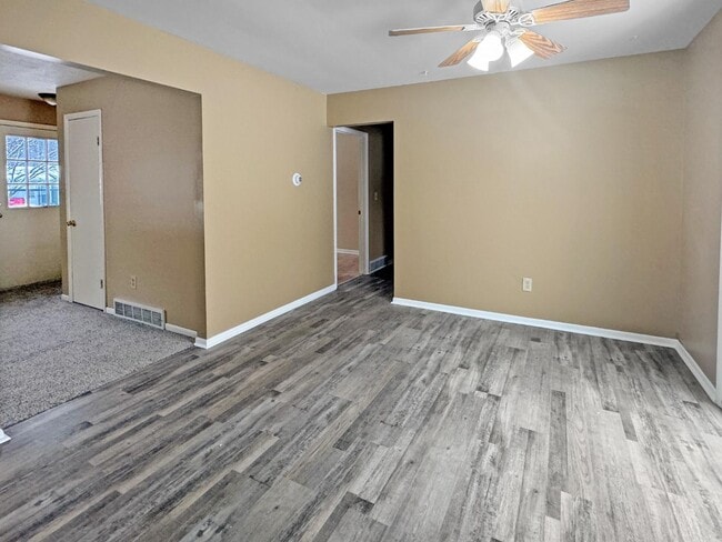 Building Photo - 5573 Rockbluff Dr NE