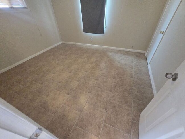 Building Photo - Spacious 3bd/1ba in a HUGE GATED Property!