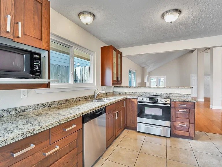 Building Photo - 19734 Lake Hollow Ln