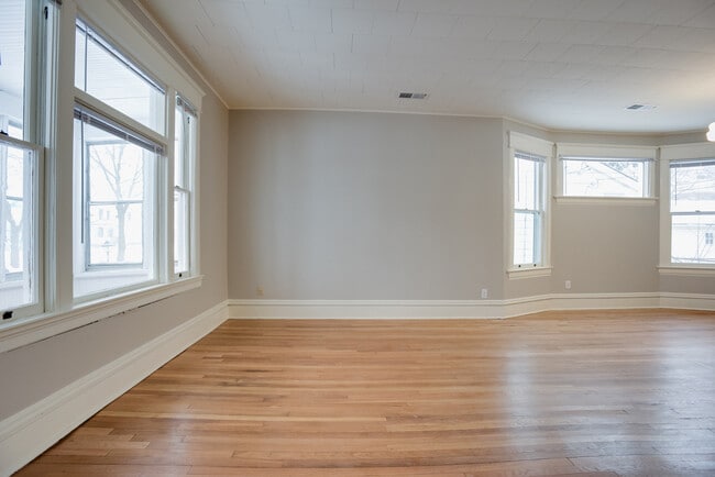 Building Photo - 4BD 2BA House. Refurbished, large house, great location available JUNE 1ST.