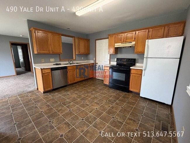 Building Photo - 490 Yale Dr