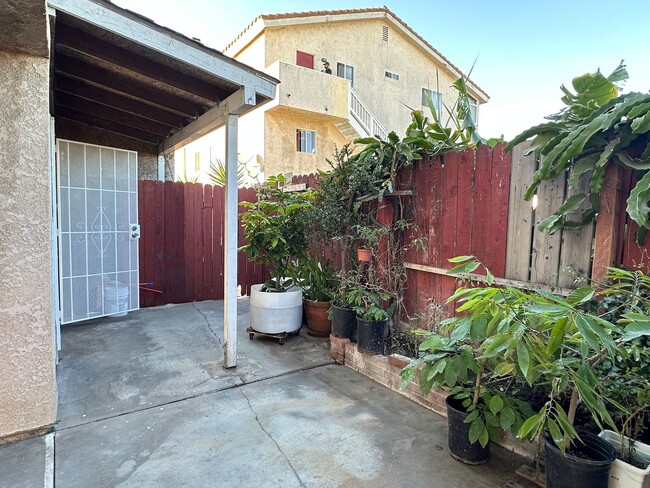 Building Photo - Huntington Beach 3 Bed 3 Bath Apartment