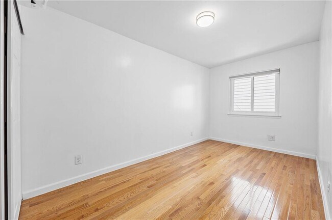 Building Photo - 657 Evergreen Ave