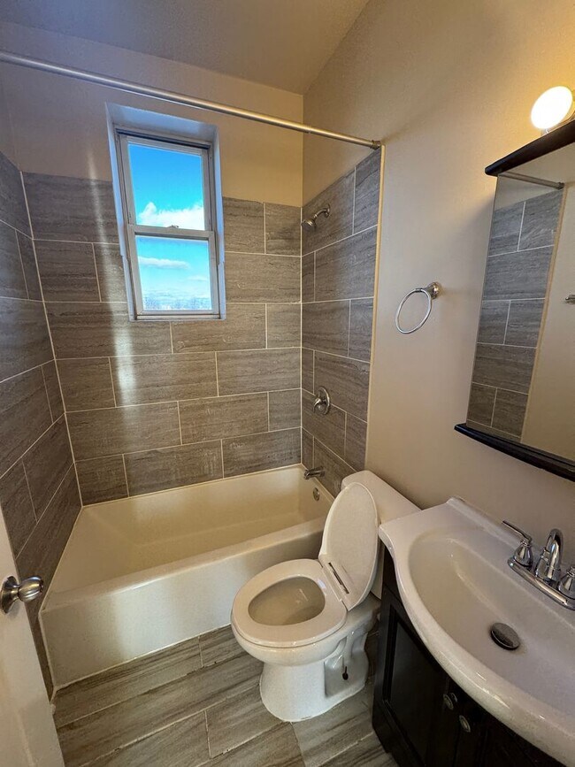 Building Photo - 6507 S Ingleside Ave