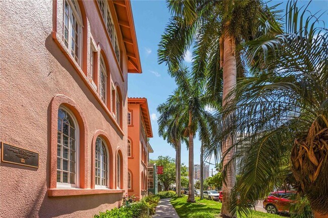 Building Photo - 1221 N Palm Ave