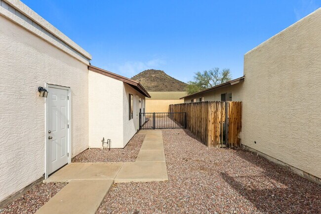 Building Photo - 4774 W Menadota Dr