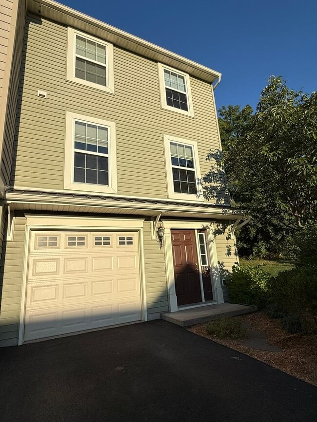 Building Photo - 136 Kestrel Ln