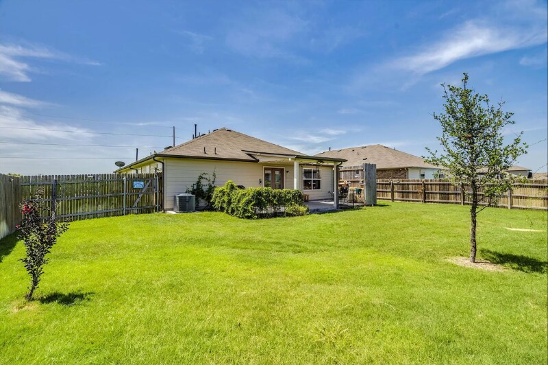 Building Photo - 303 Marimoor Dr
